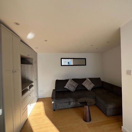 Modern Studio In Greenford, Free Wifi, Parking & Streaming Services イーリング エクステリア 写真