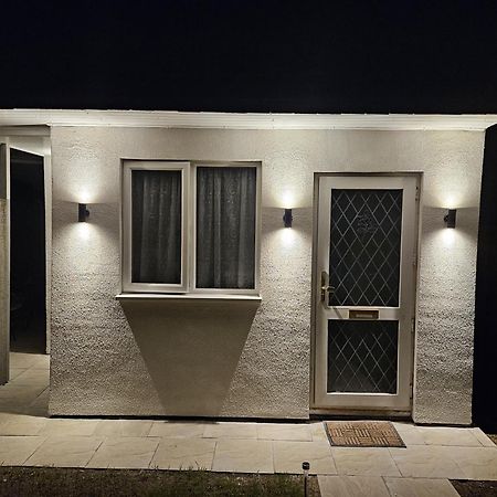 Modern Studio In Greenford, Free Wifi, Parking & Streaming Services イーリング エクステリア 写真