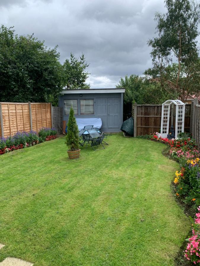 Modern Studio In Greenford, Free Wifi, Parking & Streaming Services イーリング エクステリア 写真