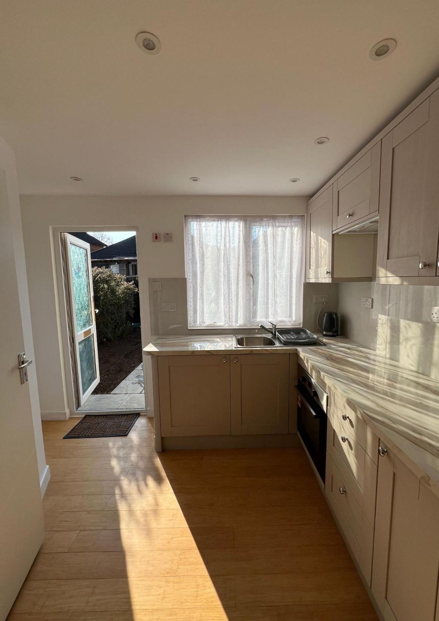 Modern Studio In Greenford, Free Wifi, Parking & Streaming Services イーリング エクステリア 写真