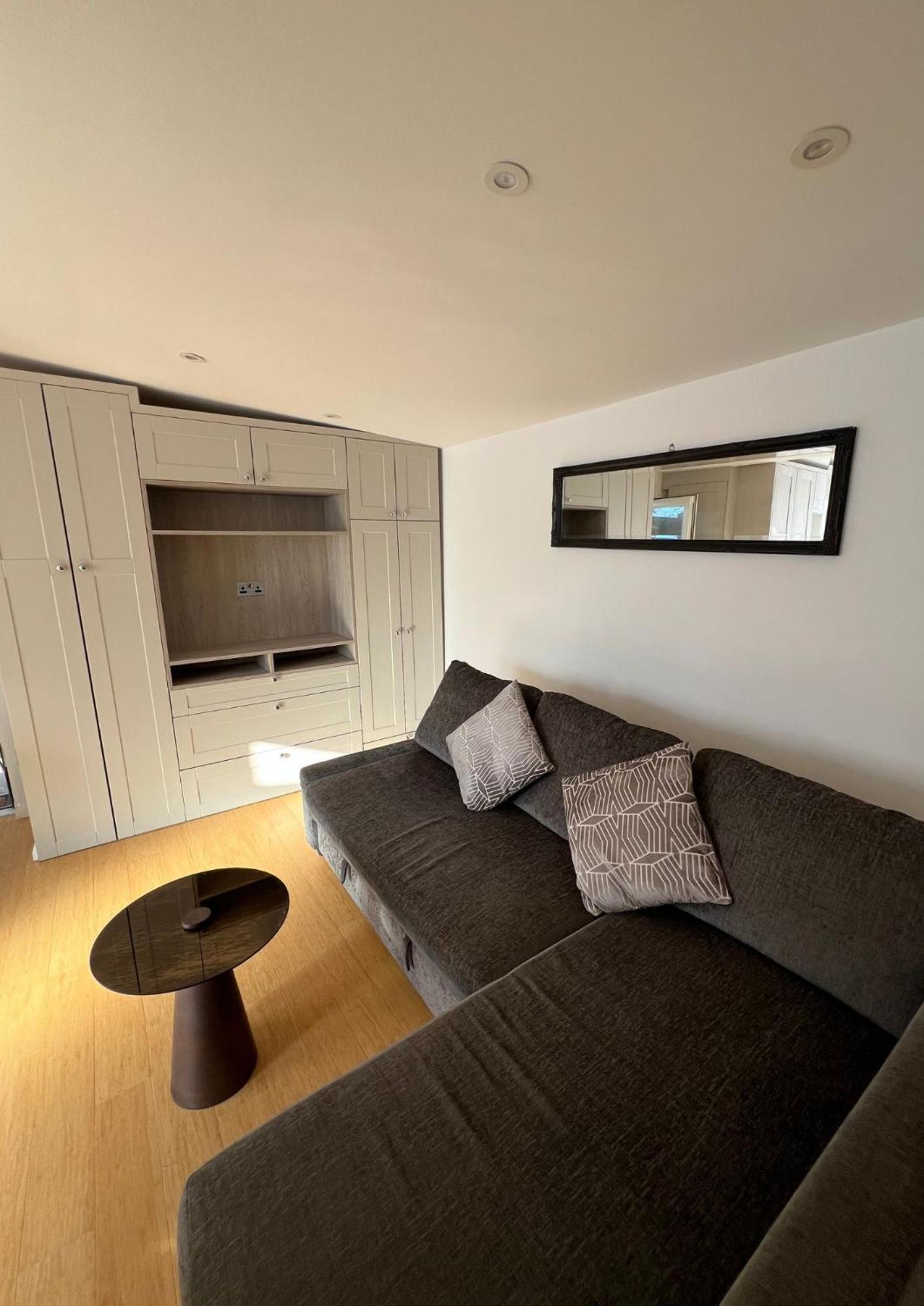 Modern Studio In Greenford, Free Wifi, Parking & Streaming Services イーリング エクステリア 写真