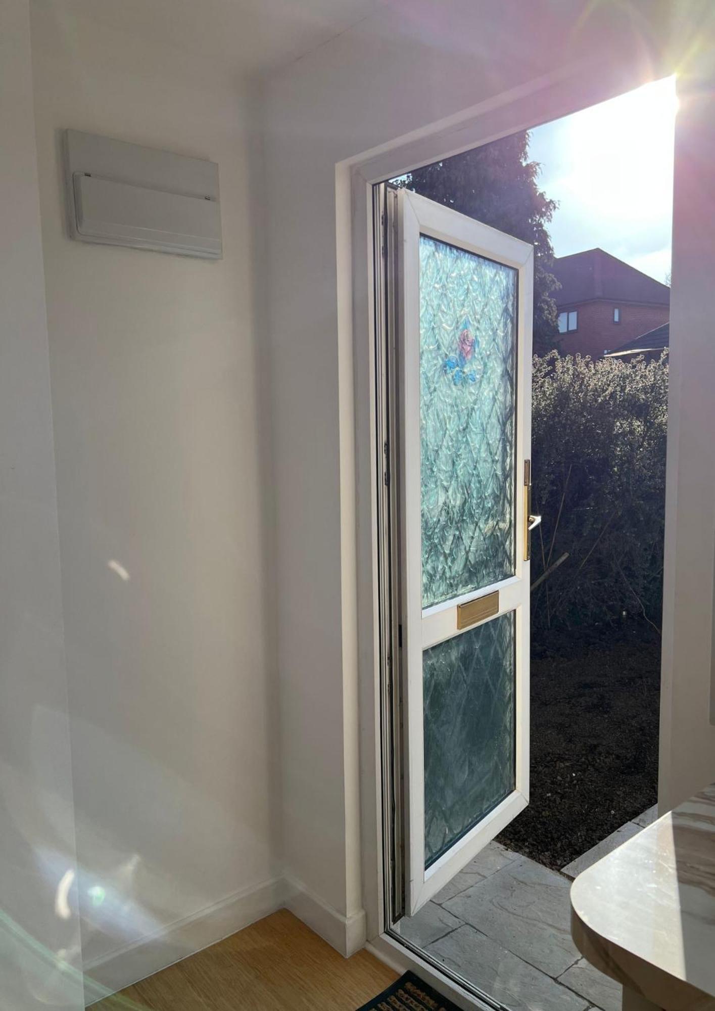 Modern Studio In Greenford, Free Wifi, Parking & Streaming Services イーリング エクステリア 写真