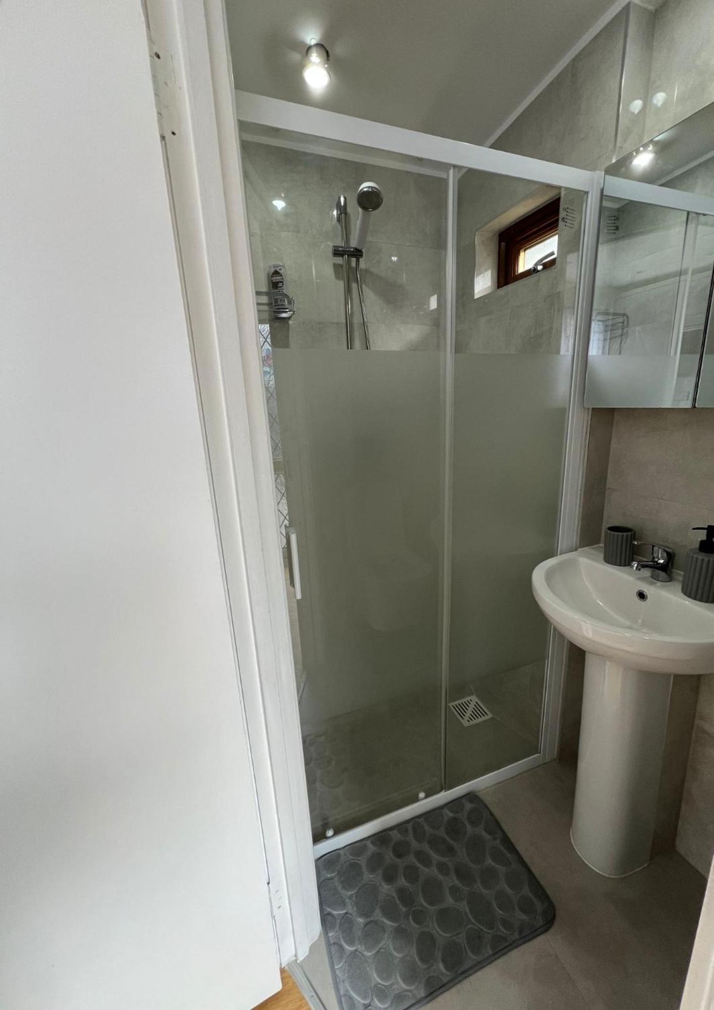 Modern Studio In Greenford, Free Wifi, Parking & Streaming Services イーリング エクステリア 写真