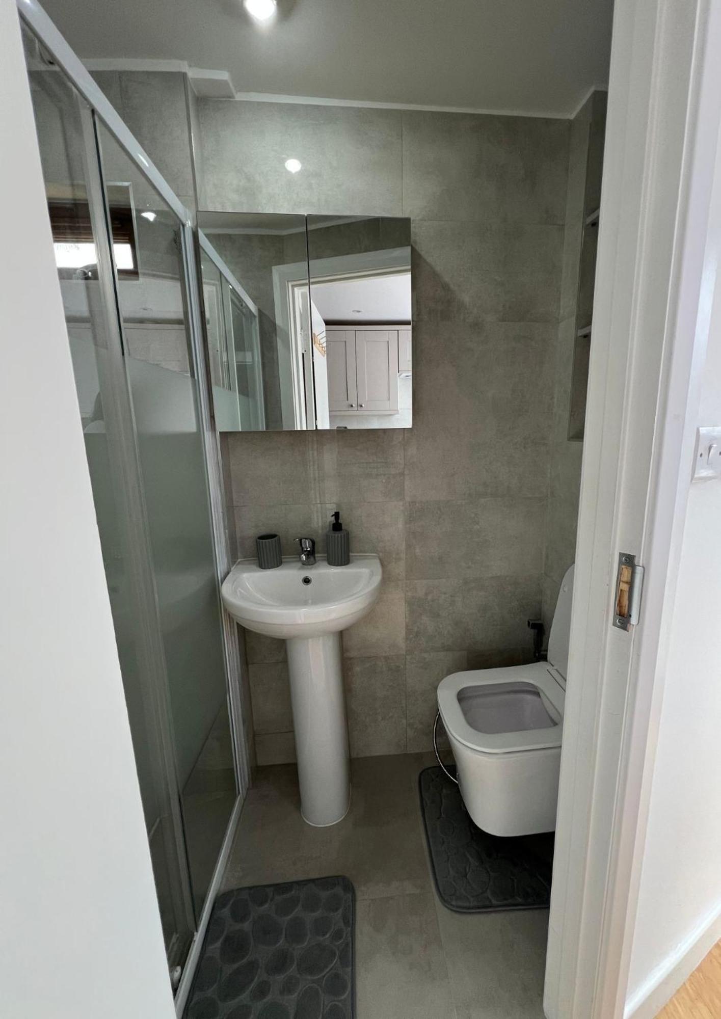 Modern Studio In Greenford, Free Wifi, Parking & Streaming Services イーリング エクステリア 写真