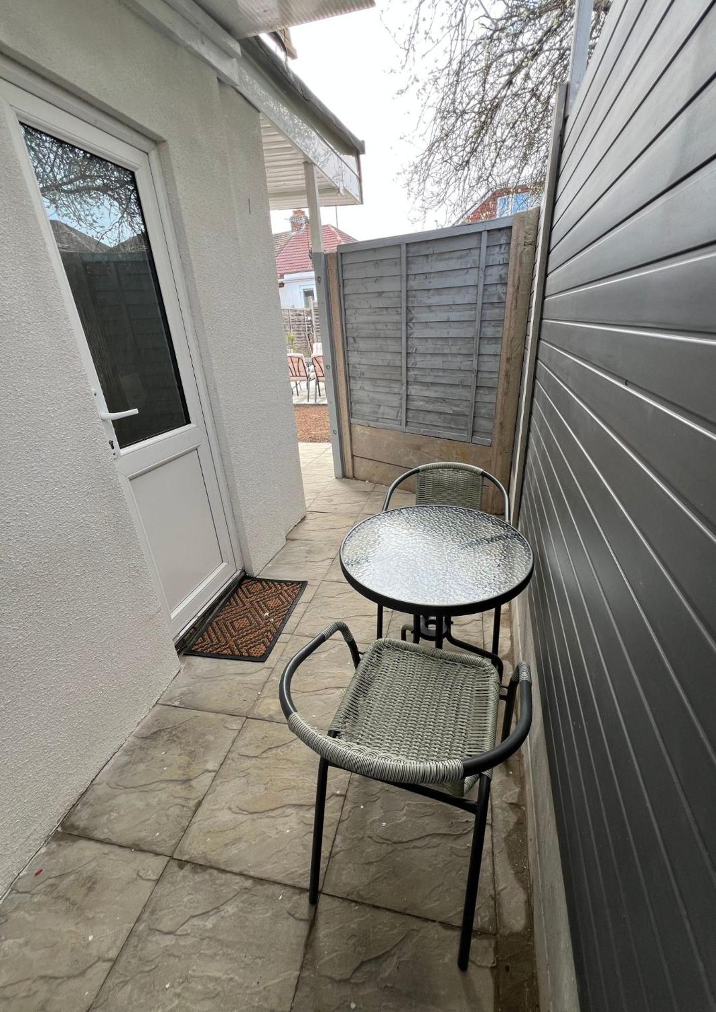 Modern Studio In Greenford, Free Wifi, Parking & Streaming Services イーリング エクステリア 写真