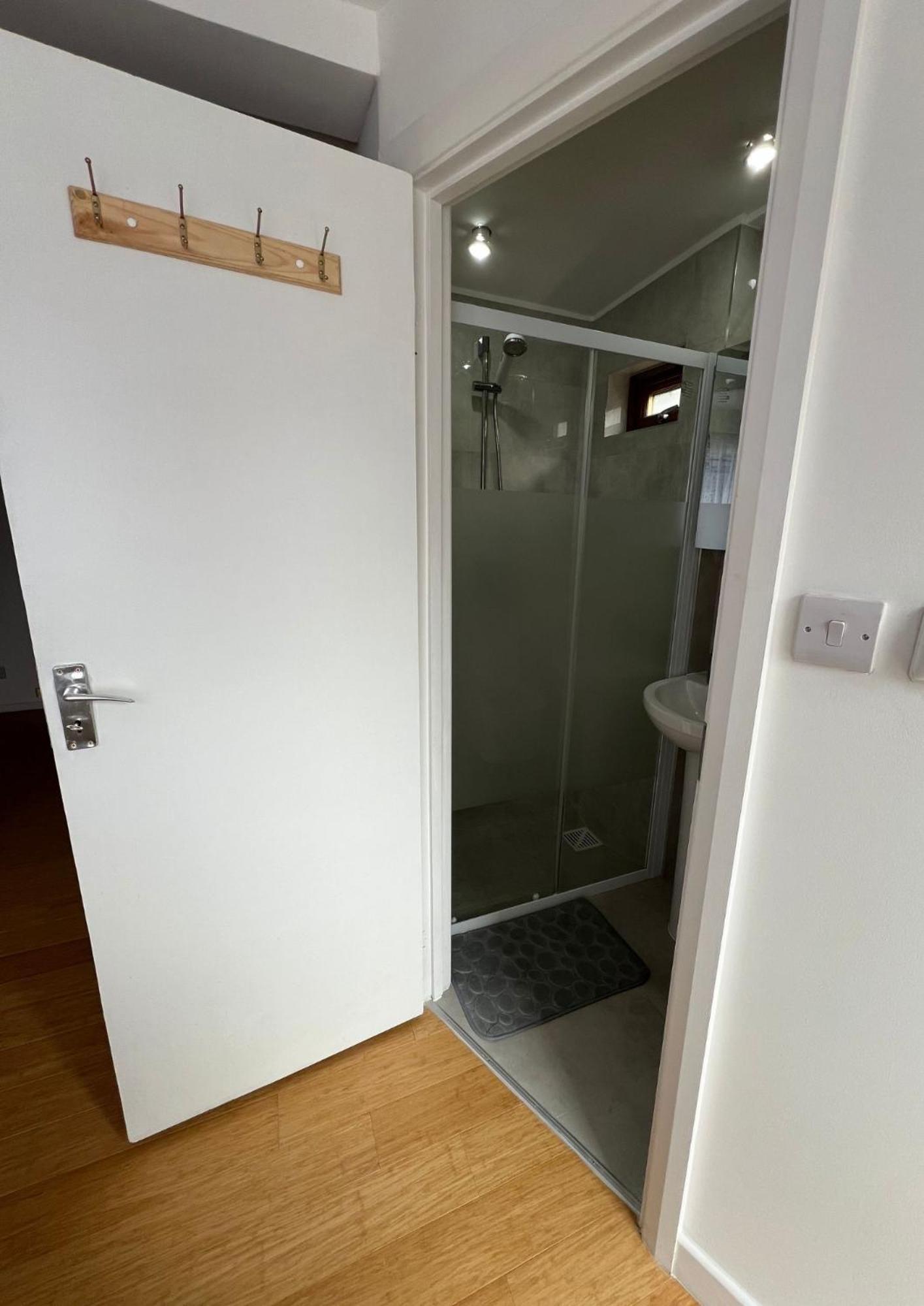 Modern Studio In Greenford, Free Wifi, Parking & Streaming Services イーリング エクステリア 写真