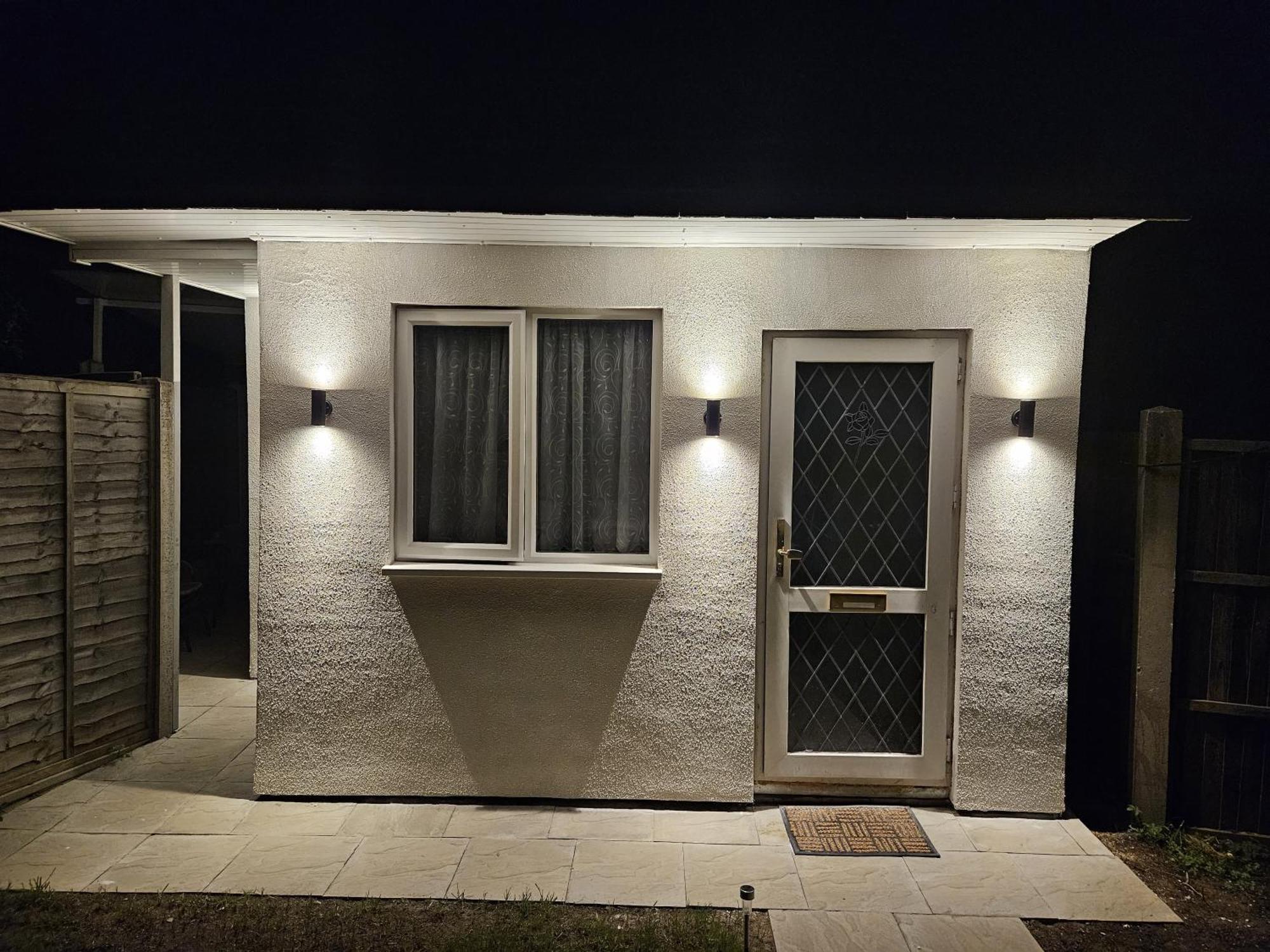 Modern Studio In Greenford, Free Wifi, Parking & Streaming Services イーリング エクステリア 写真
